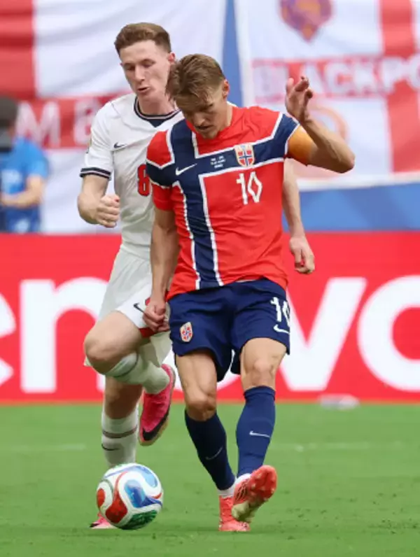 パスを出すウーデゴール　Ｗ杯サッカー