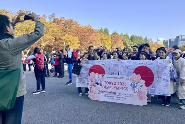 国旗を手にする応援団　デフリンピック