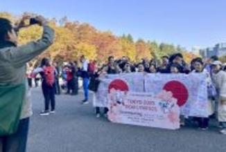 国旗を手にする応援団　デフリンピック