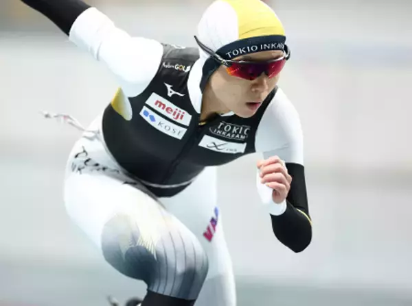 滑走する高木　全日本スピードスケート