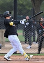 打席に立つ村上　大リーグ