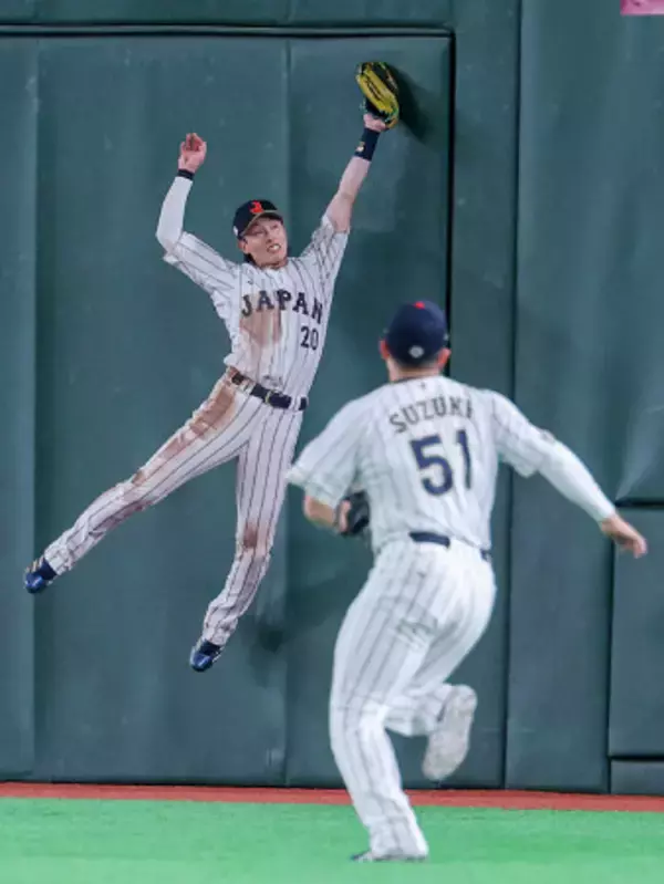 周東の好捕　野球