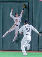 周東の好捕　野球