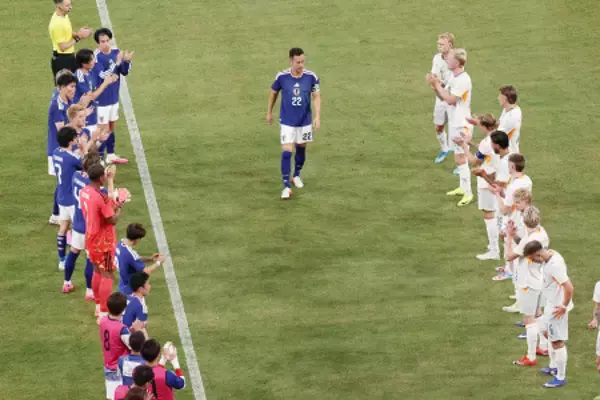 交代する吉田　サッカー