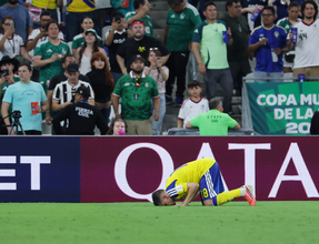 喜ぶアヤリ　Ｗ杯サッカー