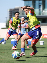 体を動かす塩貝　Ｗ杯サッカー