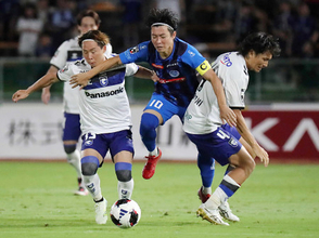 競り合う渡辺と安部ら　Ｊリーグ