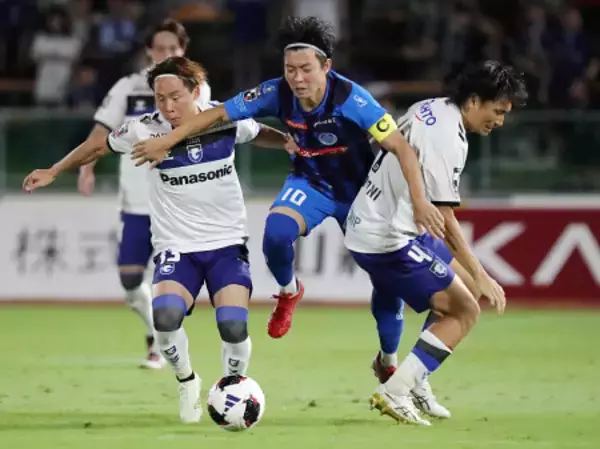 競り合う渡辺と安部ら　Ｊリーグ