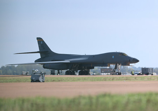 米軍、英基地から爆撃機撤収