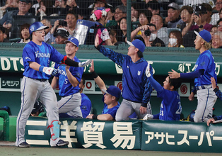 ベンチ前で迎えられる牧　プロ野球ＣＳ