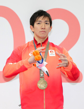 手話で君が代「みんなで歌を」＝競泳３冠の茨隆太郎―デフリンピック