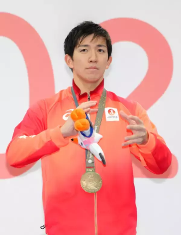 手話で君が代「みんなで歌を」＝競泳３冠の茨隆太郎―デフリンピック