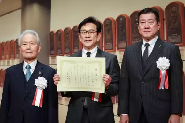 撮影に応じる栗山さんら