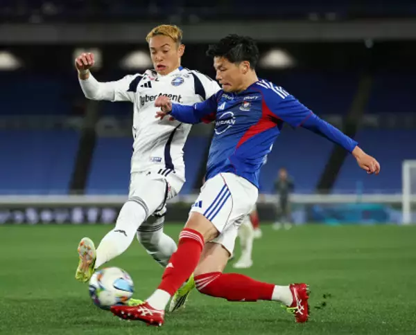 競り合う宮市と増山　Ｊリーグ