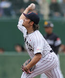 「力投する伊藤」の画像1