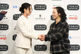「握手する高木と平野歩」の画像1