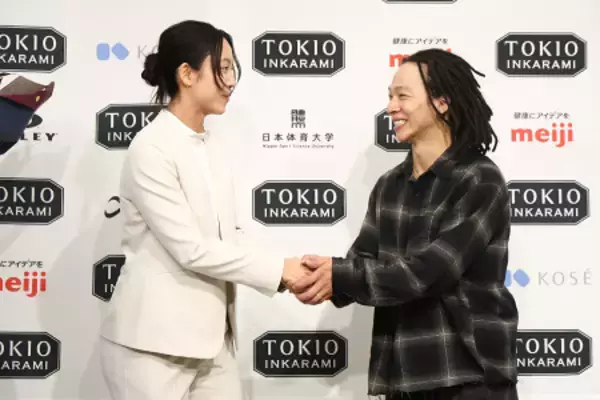 握手する高木と平野歩