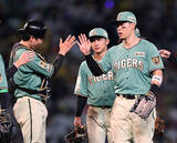 「喜ぶ佐藤、熊谷ら　プロ野球」の画像1