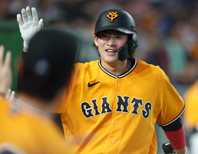 迎えられる増田陸　プロ野球