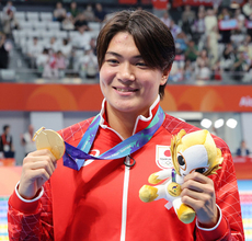 金メダルを手にする松下　アジア大会