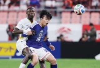 競り合う上田　サッカー日本代表