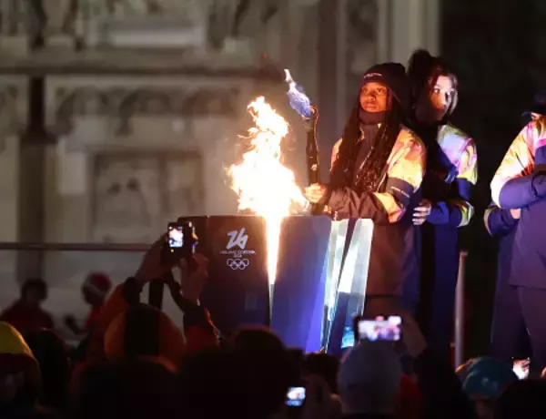 聖火台に移された聖火