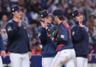 ナインを迎える森下ら　野球