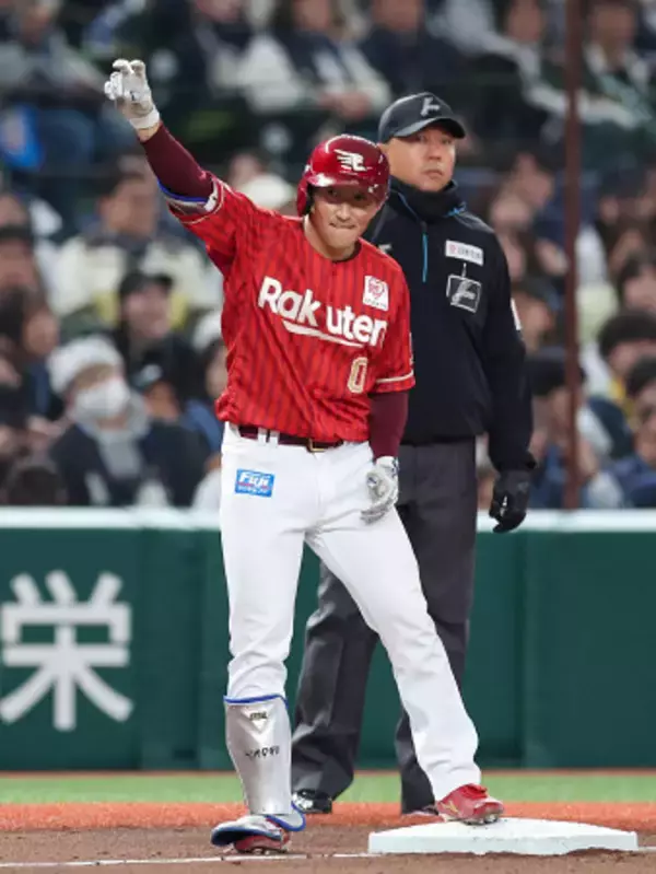 「喜ぶ小深田　プロ野球」の画像