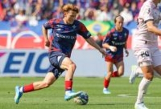 攻め込む佐藤恵　Ｊリーグ