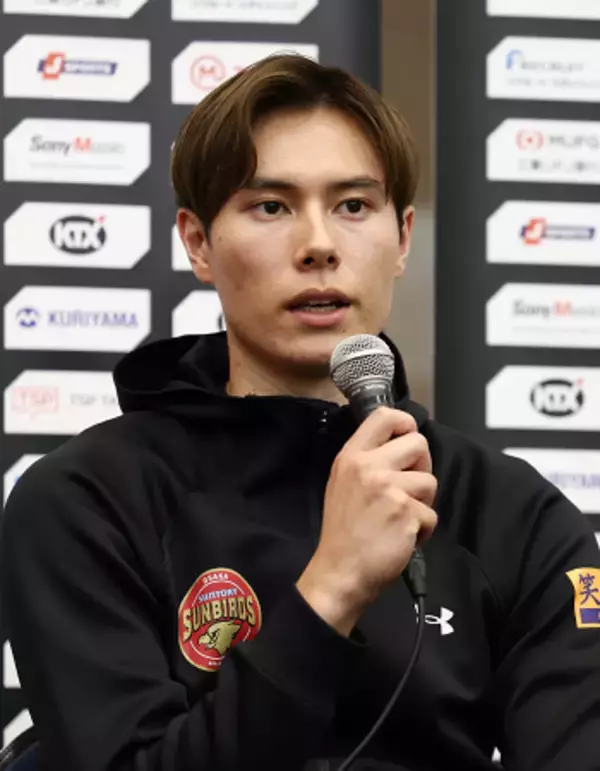 記者会見する高橋藍