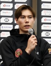 記者会見する高橋藍