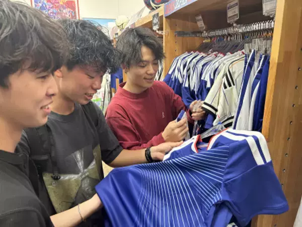 ユニホームを手に取るファン