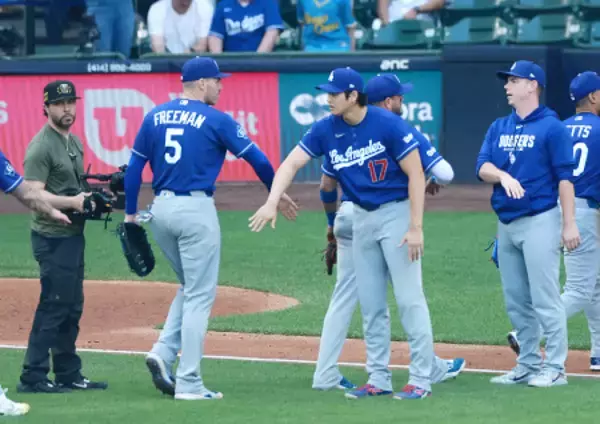 チームメートを迎える大谷　大リーグ