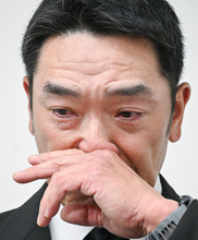 涙ぐむ阿部氏