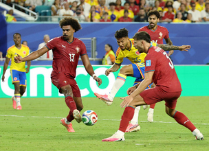 プレーするスアレス　Ｗ杯サッカー