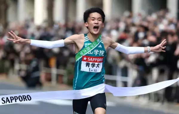 ゴールする青学大の折田　箱根駅伝