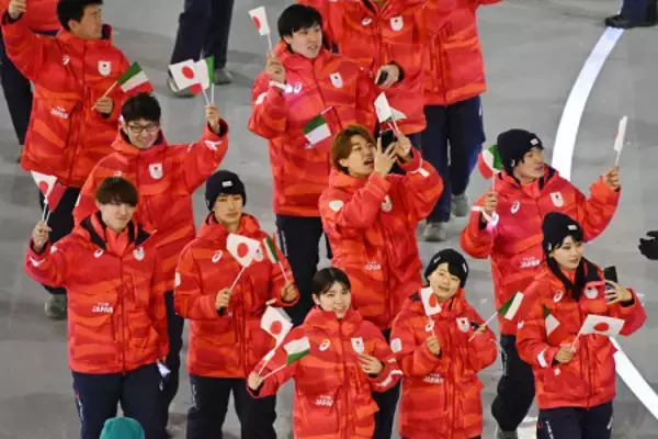 入場行進する日本の選手ら　五輪