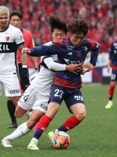 競り合う佐藤龍と林　Ｊリーグ