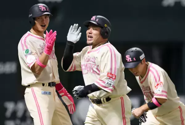 祝福される山川　プロ野球