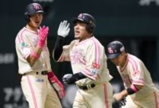 祝福される山川　プロ野球