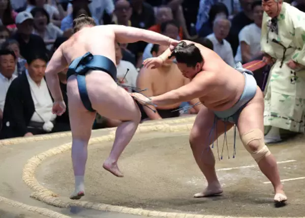 押し出される安青錦