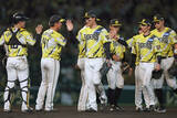 「喜ぶ阪神ナイン　プロ野球」の画像1