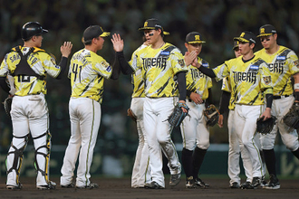 喜ぶ阪神ナイン　プロ野球