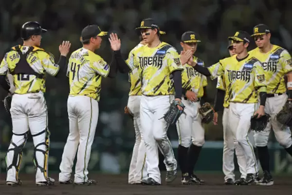 喜ぶ阪神ナイン　プロ野球