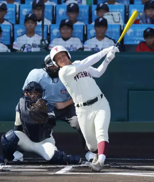 平山の先頭打者本塁打　高校野球