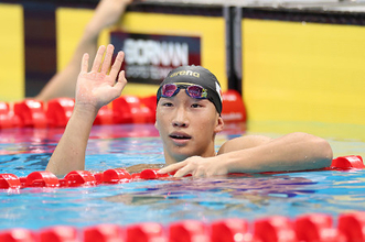 決勝で声援に応える大橋　アジア大会