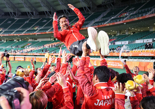 胴上げされる狩野監督　アジア大会