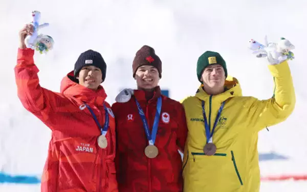表彰台に立つ堀島　五輪