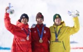 表彰台に立つ堀島　五輪