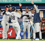 「石井を迎える池山監督ら　プロ野球」の画像1